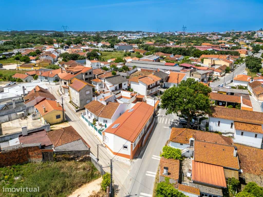 Moradia térrea, nova, geminada em zona tranquila dentro de aldeia-42