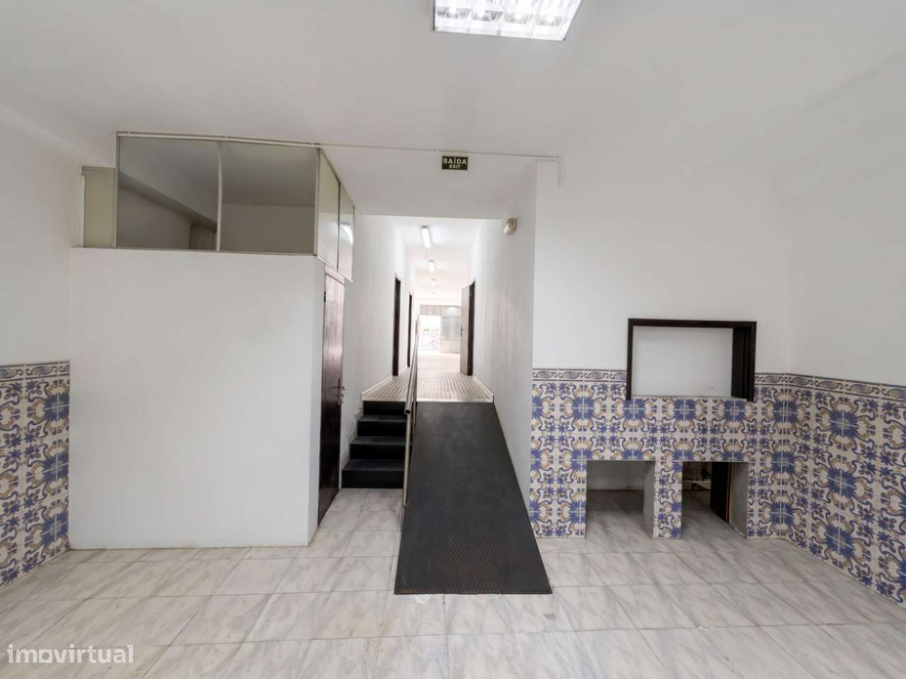 Loja comercial de 162 m2 com montra, no centro do Porto-3