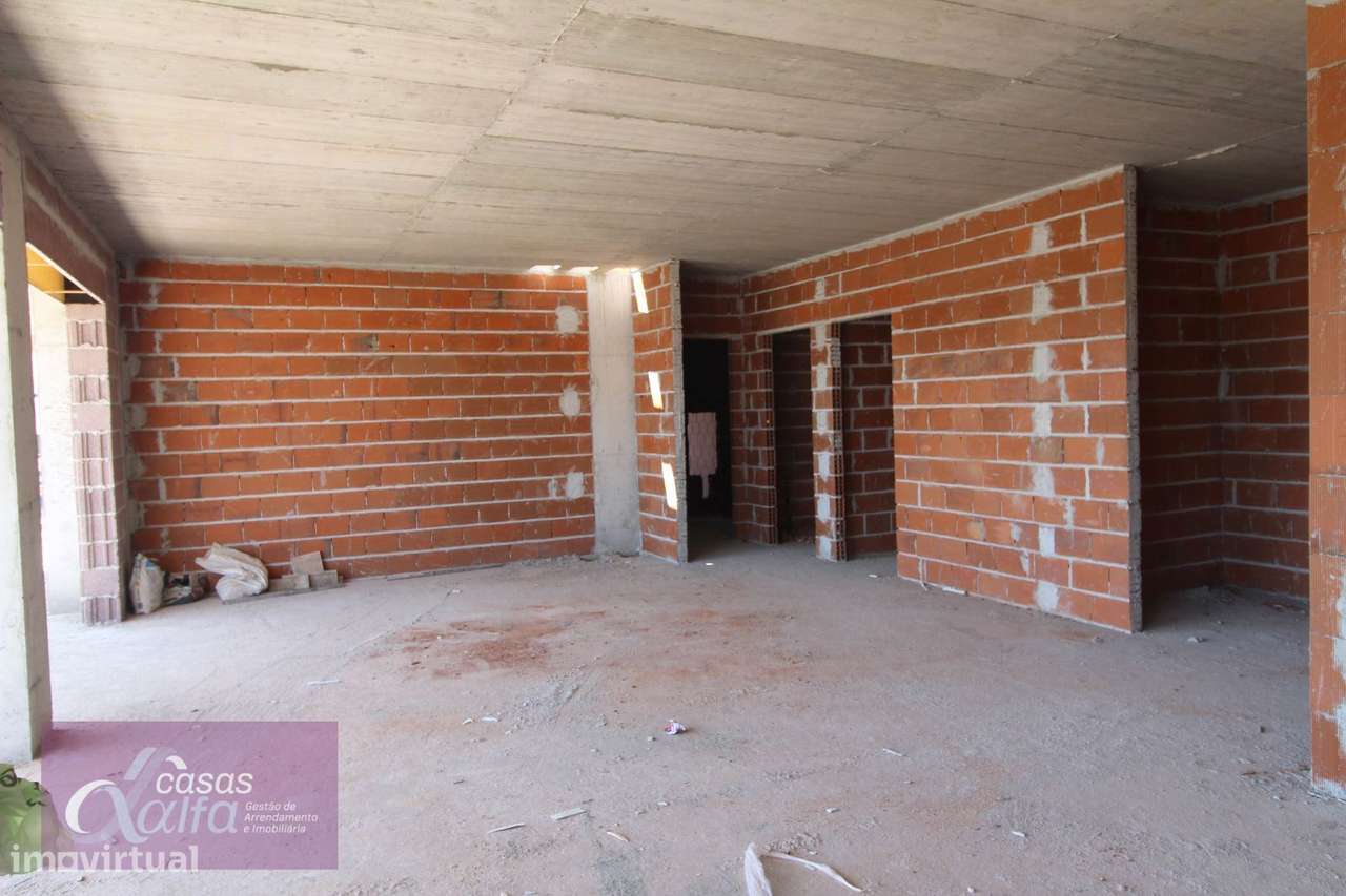 Apartamento T4 com terraço privativo em Parceiros-9