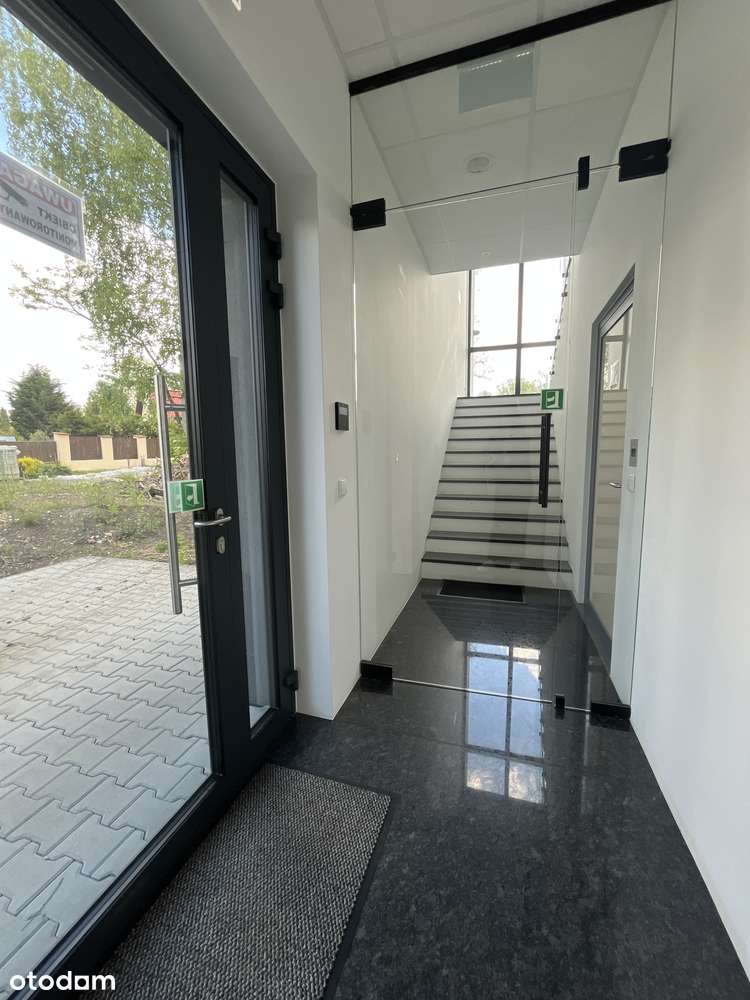 Budynek biurowo-magazynowy z miejscami parkingowymi-1