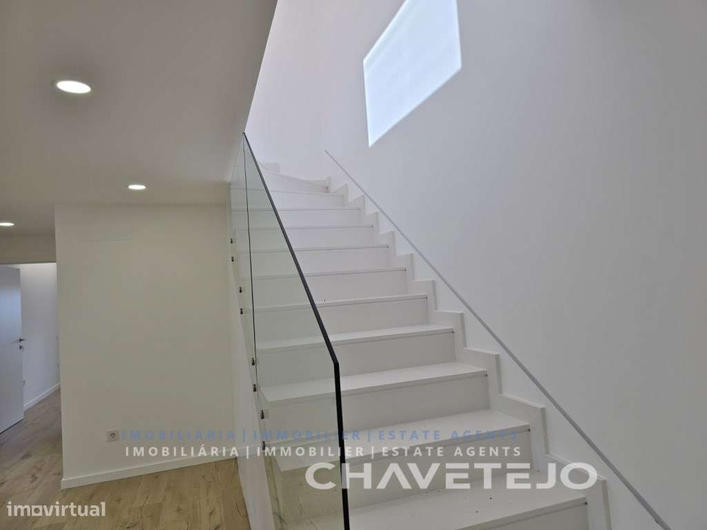 Moradia T4 Moderna c/ Garagem, estilo e Conforto a um Passo de Tomar-23