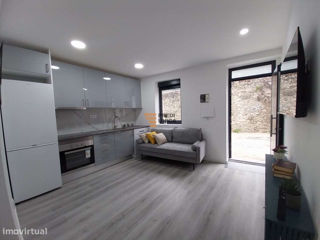 Moradia  T1 totalmente renovada-8