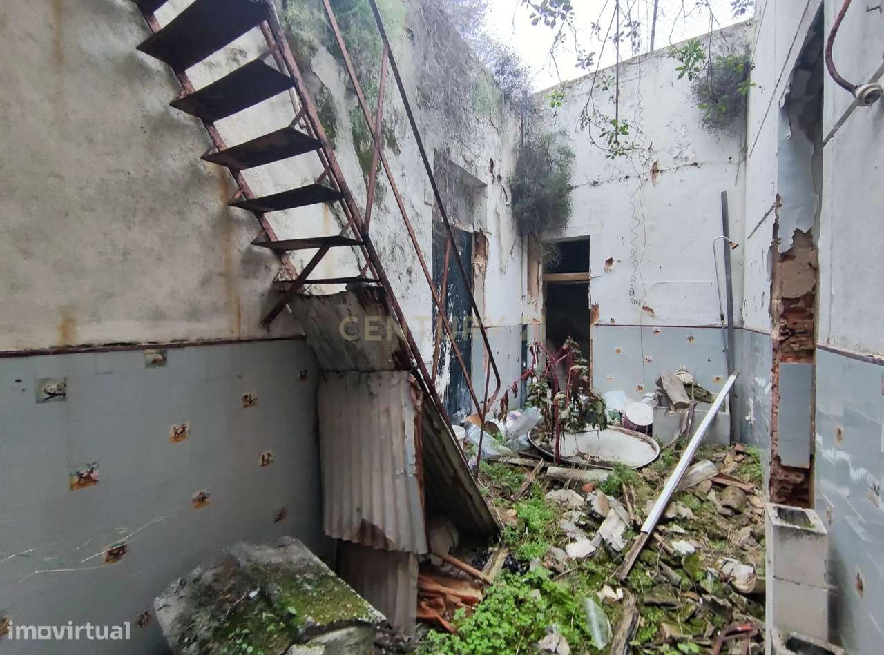 Prédio de 3 pisos de uso misto, zona ribeirinha, zona ARU.-9