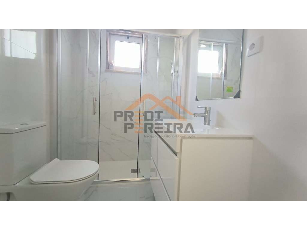 Situado em Odivelas, T3 remodelado.-21