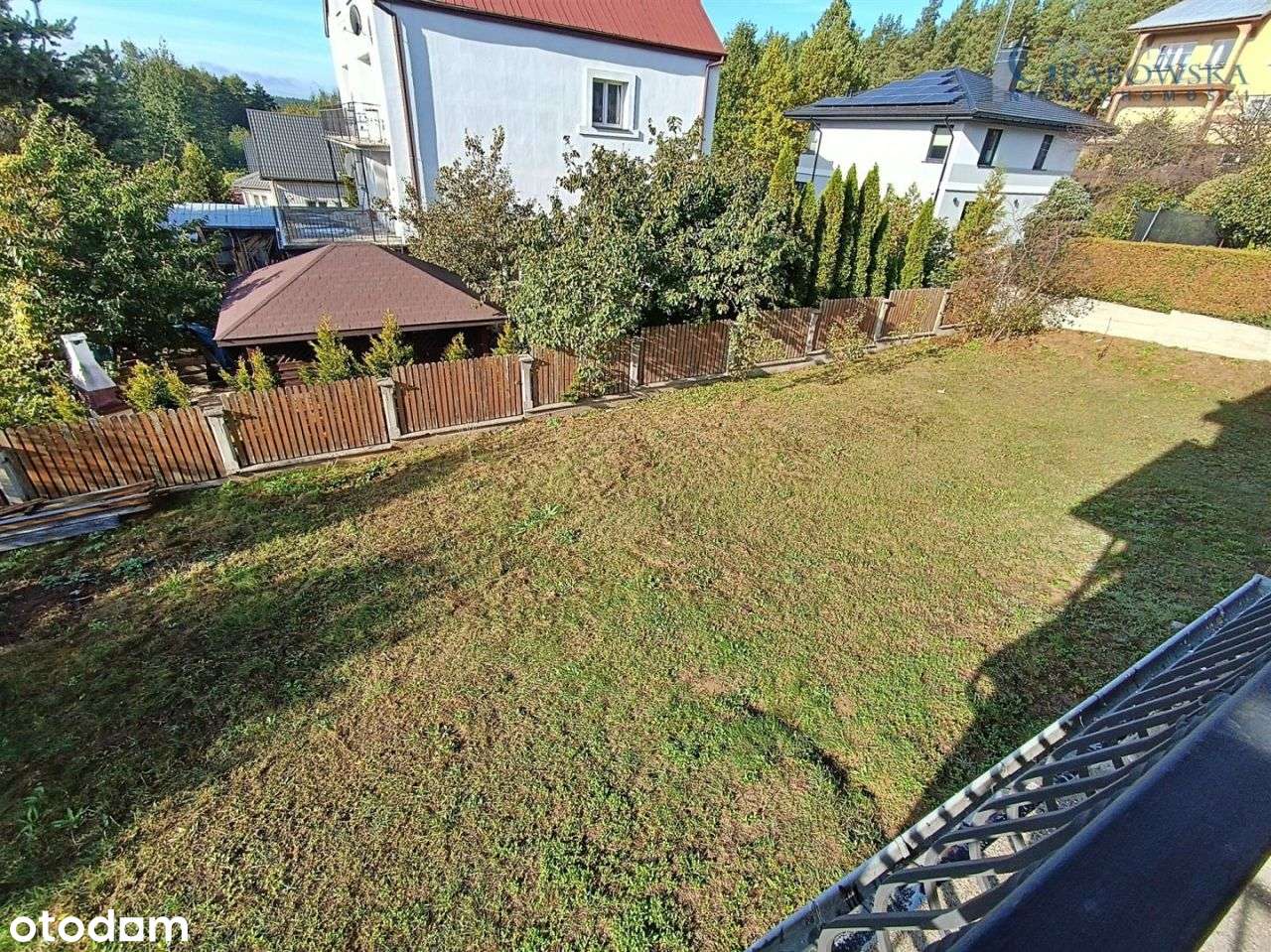 Wolnostojący dom w ładnym otoczeniu.-15