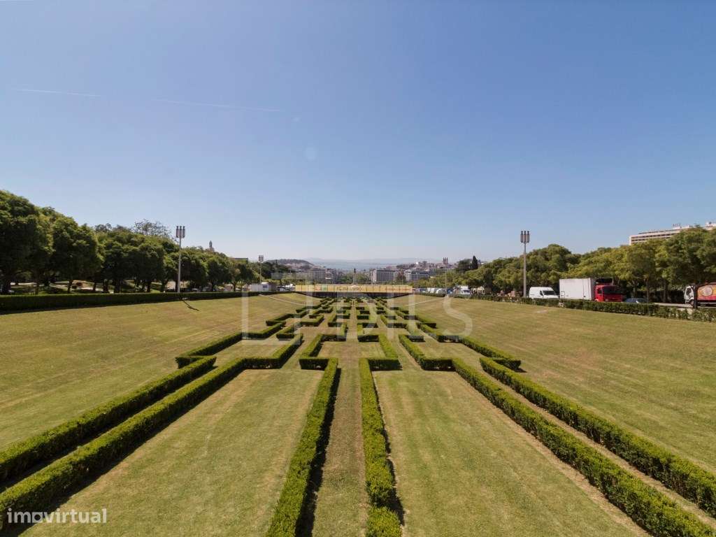 Penthouse T3 com varanda ampla e garagem privada, em Lisboa-36