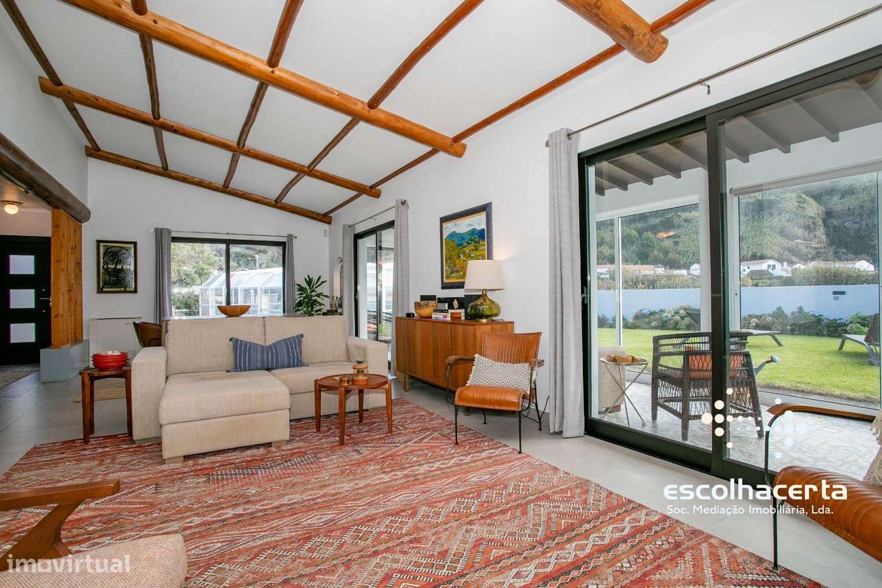 Villa de luxo com piscina coberta e vista para o mar-14