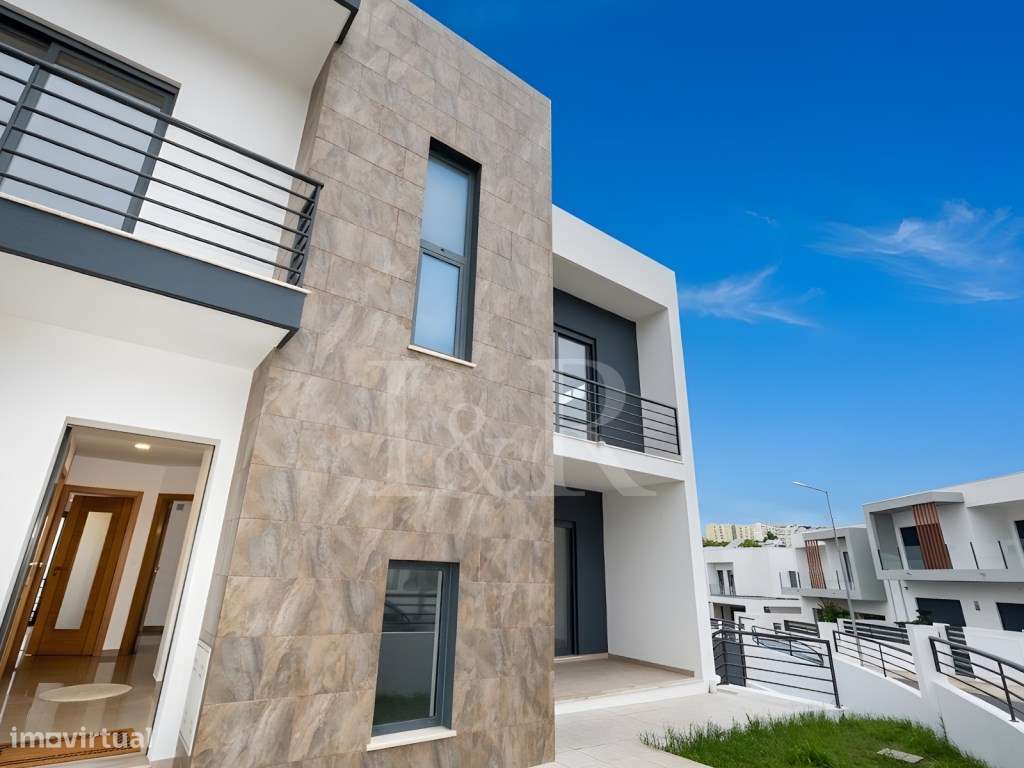 Moradia T5 com varandas, jardim e garagem no Feijó, Almada-5