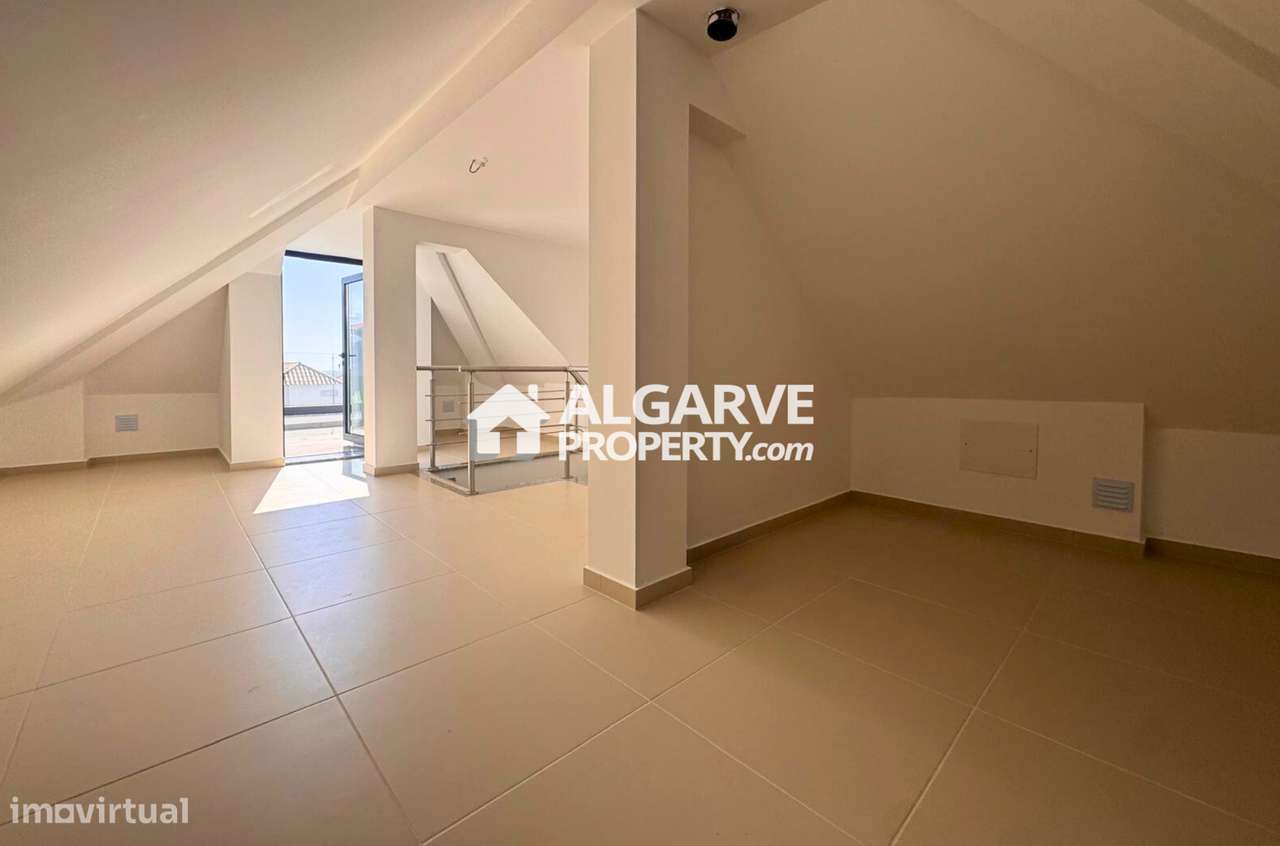 Moradia geminada V2 a poucos passos de cafés e restaurantes com vista - Grande imagem: 2/21