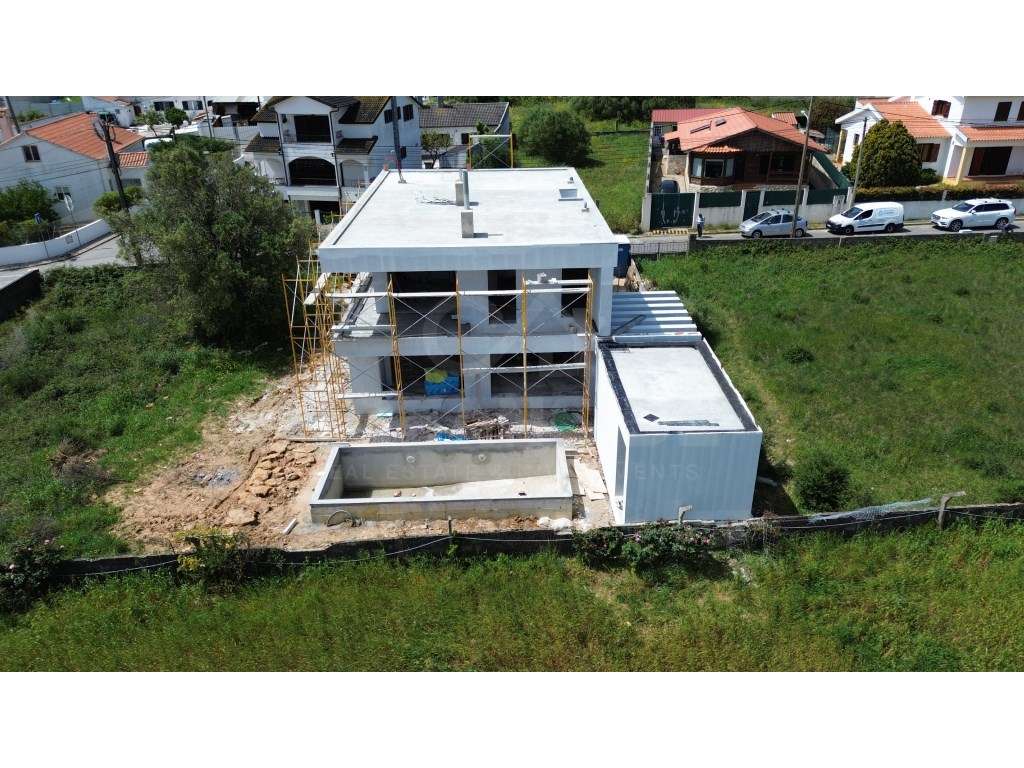 Moradia T4 com piscina, junto a Manique de cima-25