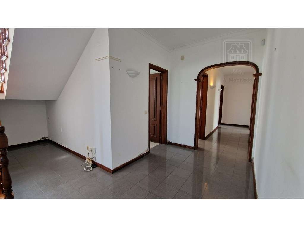 VENDA de MORADIA - VIVENDA T4+1 com Jardim e Garagem - Relva, Ponta...-17