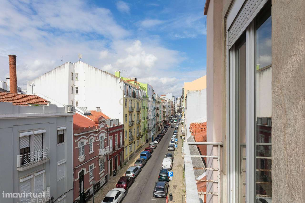 Prédio em propriedade Total | 3 Apartamentos T2+1 e Loja | Lisboa | A-2