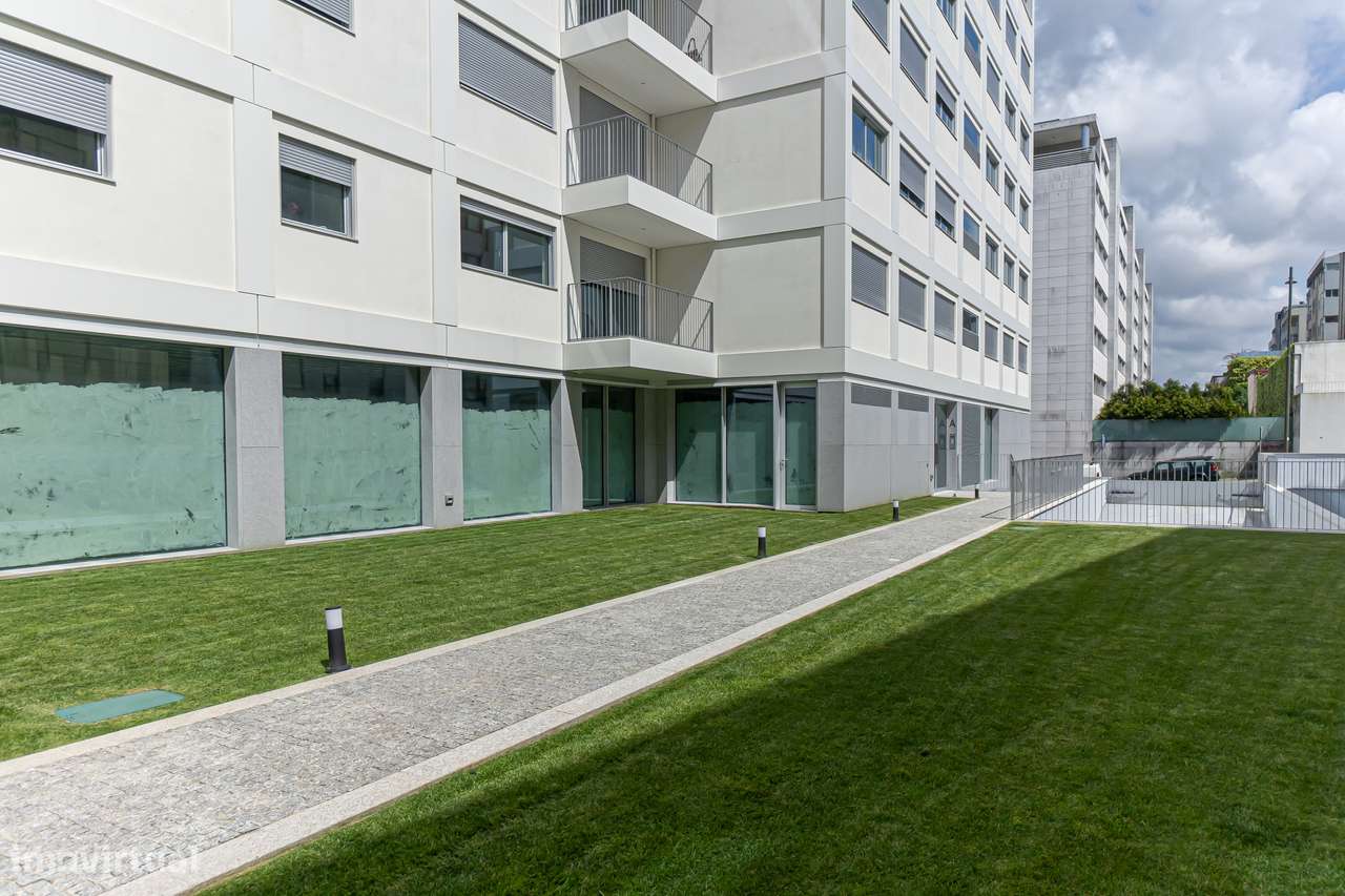 T3 Novo em Condomínio com Jardim, 3 Garagens, Permuta Possível-0