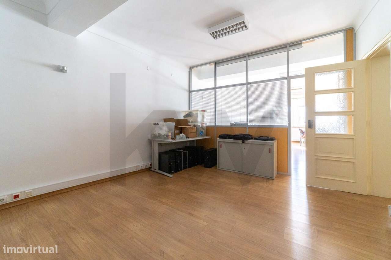Apartamento T1 na Av. Infante Santo-Lapa - Grande imagem: 4/13