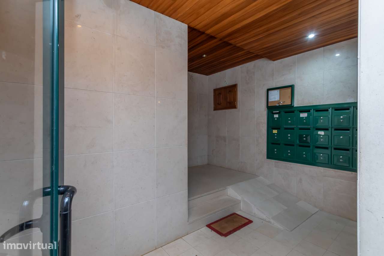 Excelente apartamento T2, situado na Tapada das Mercês-15