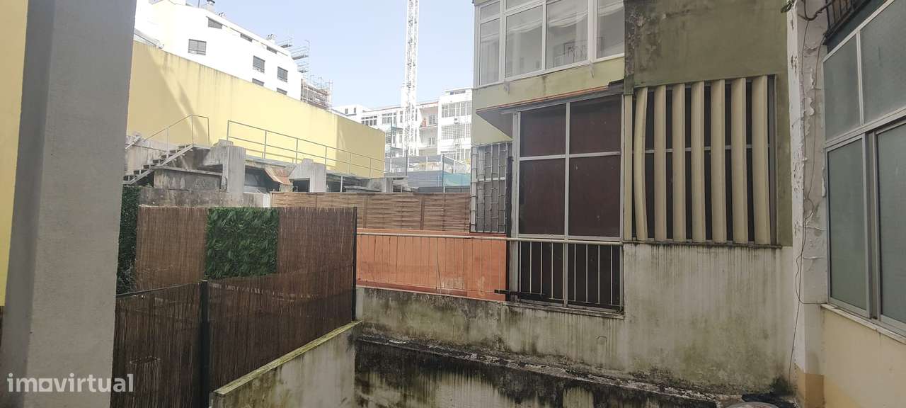 Apartamento T3 com varanda em Avenidas Novas, para remodelação total.-37