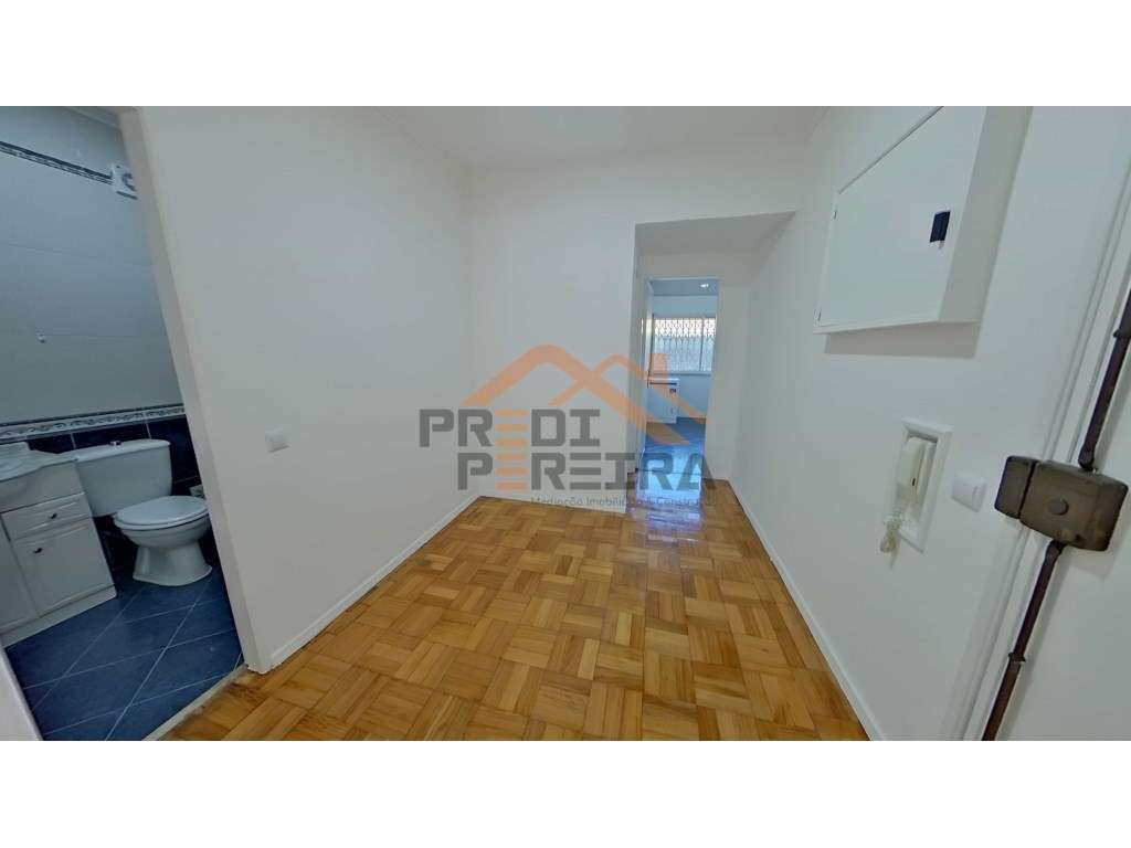 Situado no Forte da Casa, T2 em bom estado de conservação.-12
