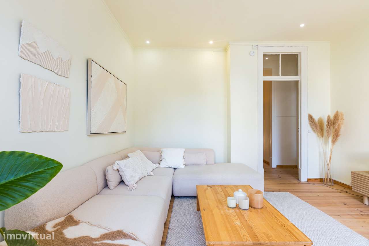 Apartamento T3 com vista desafogada entre Santa Catarina e Chiado-9