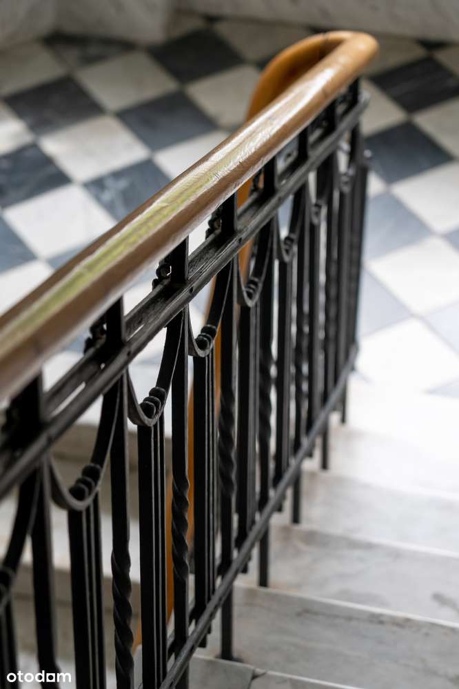 Lokal w kamienicy, zadbany budynek, parking na zamykanym podwórku.-8