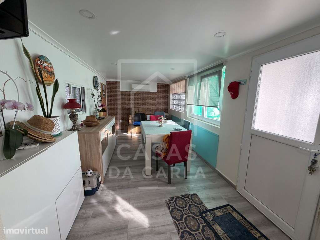 Moradia T2 com garagem e piscina completamente renovada em Canhestros-16