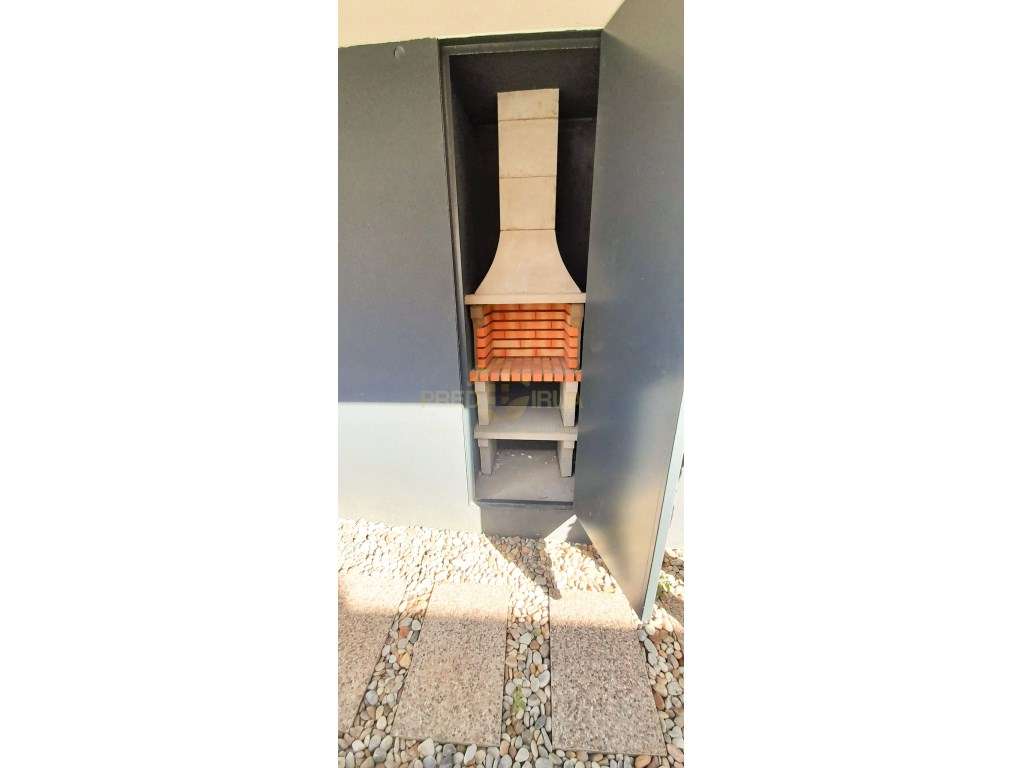 Moradia Nova S. Félix da Marinha em fase final de construção-12