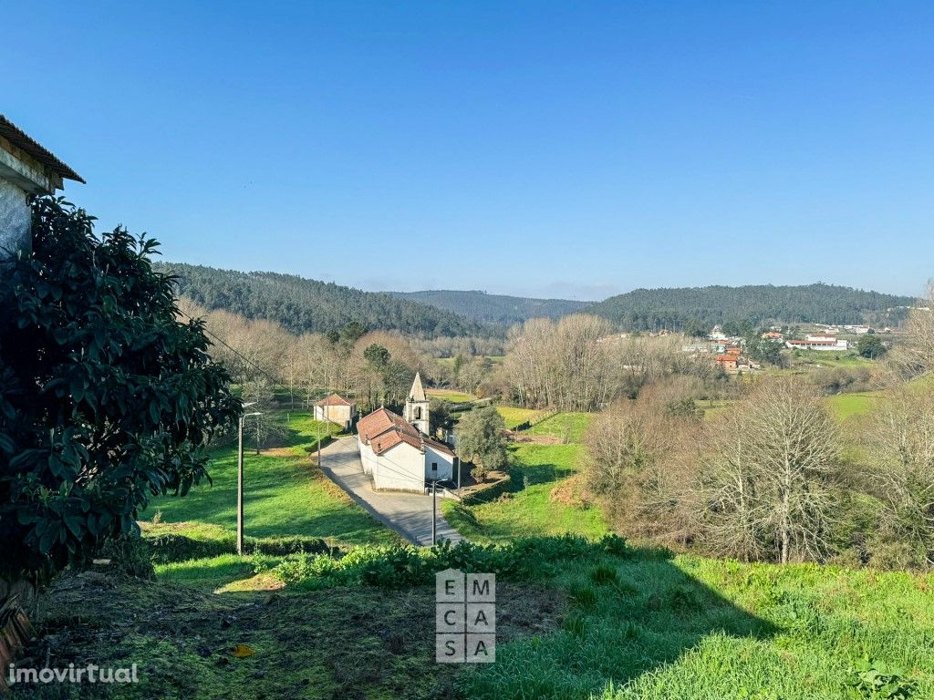 Quintinha com casa para restauro junto à praia fluvial de...