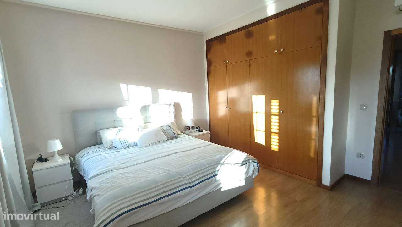 Moradia T3 em banda | 2 pisos e quintal, estimada | área  de 214m2-28