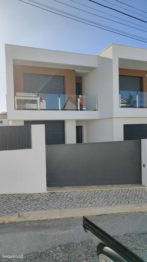 Oferta 1% do Valor de Aqusição - Moradia T4 + 1 com Piscina e Garagem-12