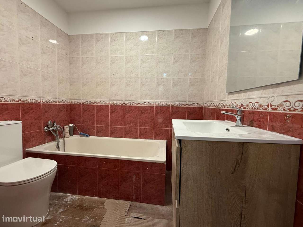 Apartamento T4 transformado em T3 no Laranjeiro, Almada-30