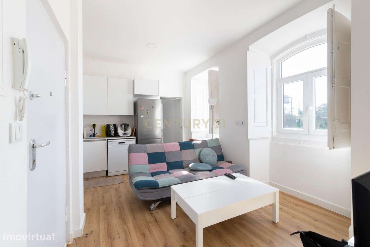 T1 com Vista Cidade em Camarate, arrendado até Maio 2027.-0