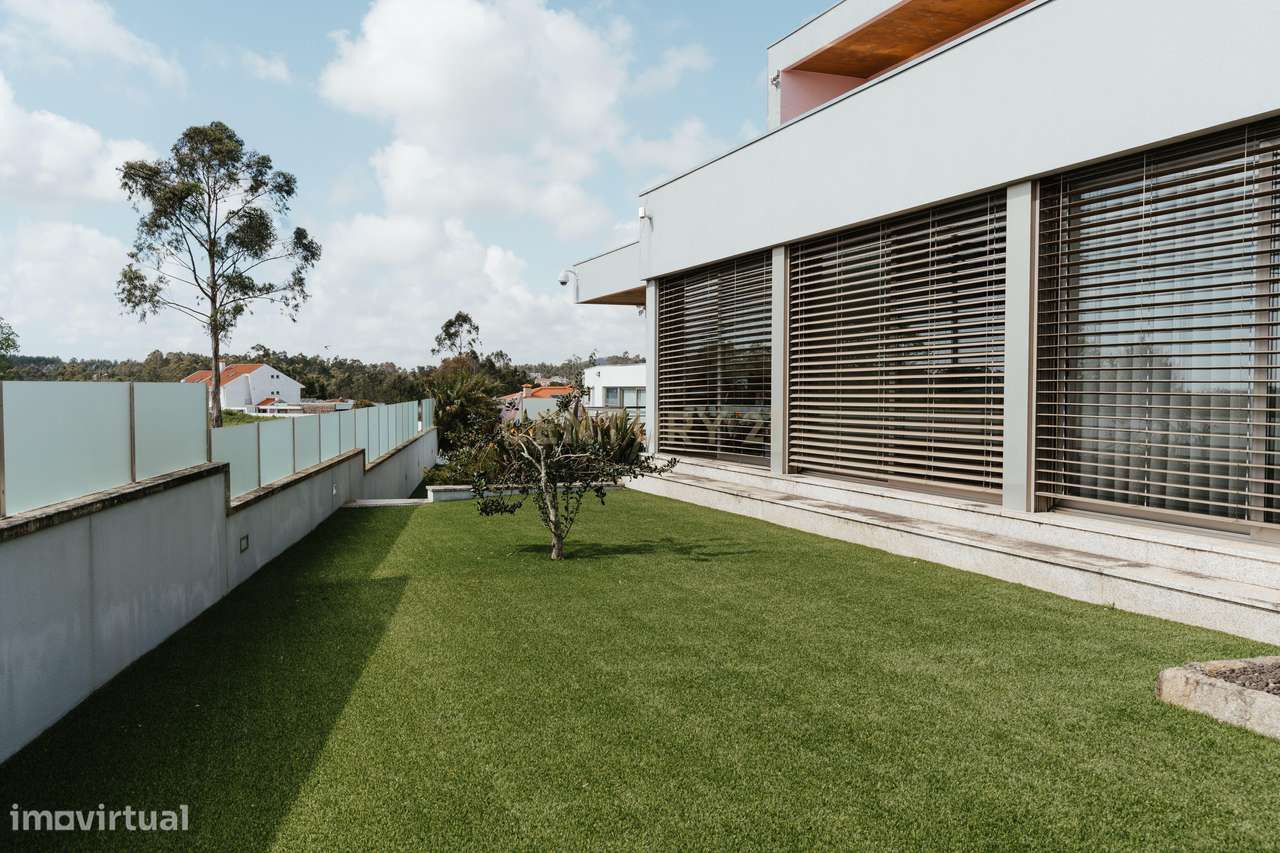 Moradia T3+1 com piscina - Sta. Maria da Feira - Grande imagem: 2/41