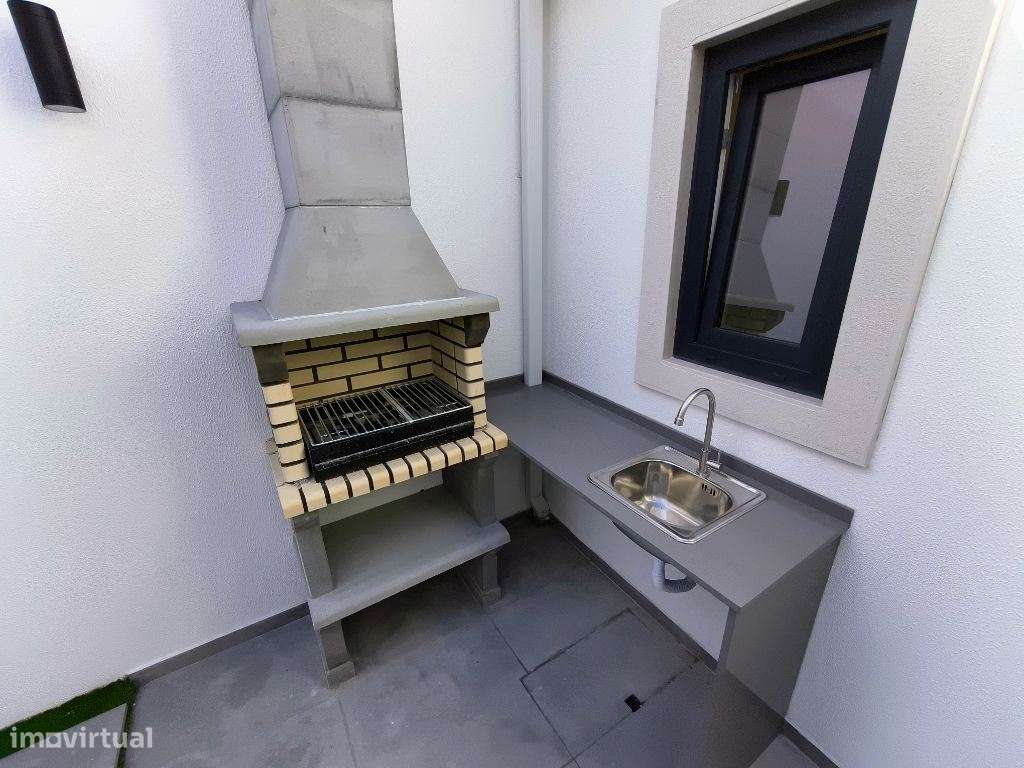 Barreiro, moradia T2 em banda totalmente remodelada para venda-21