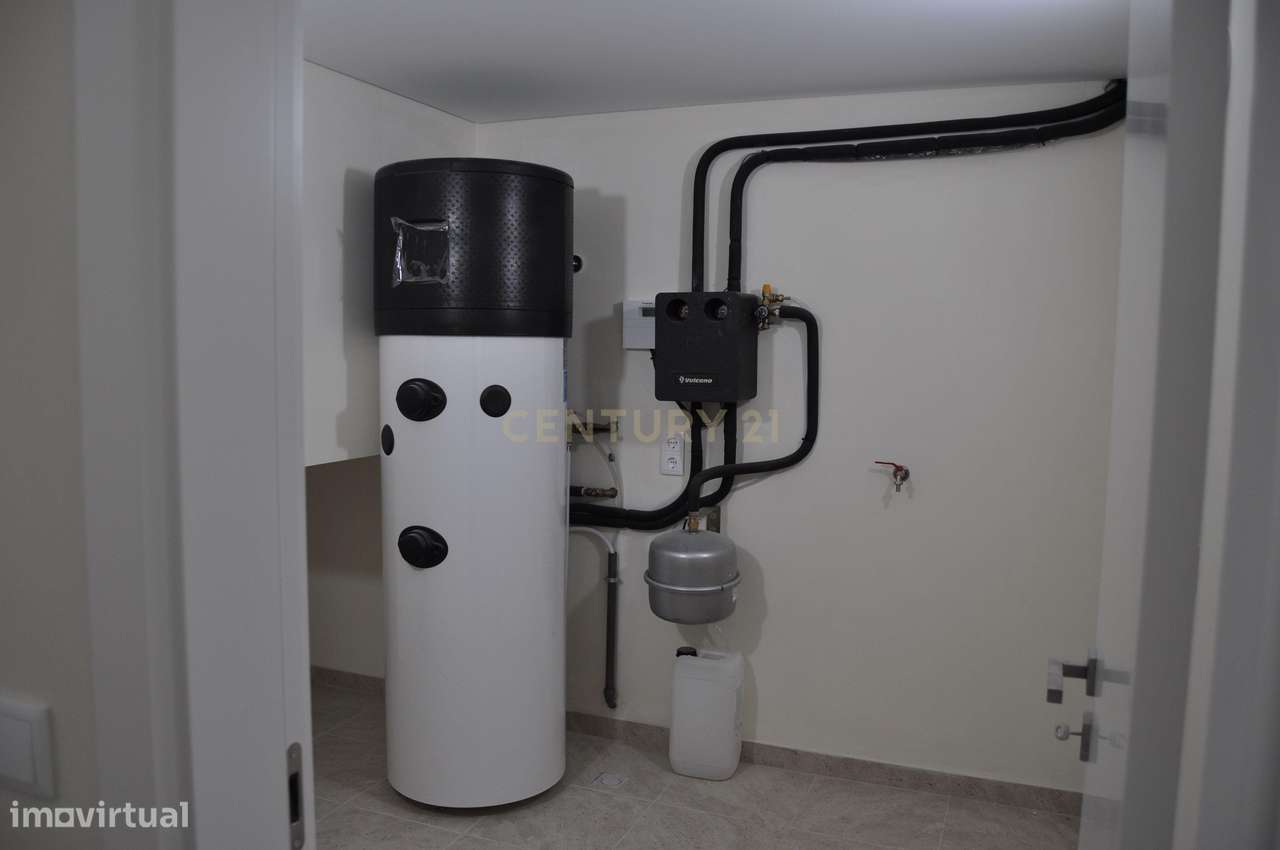 Moradia T4+1 Contemporânea com Piscina-31