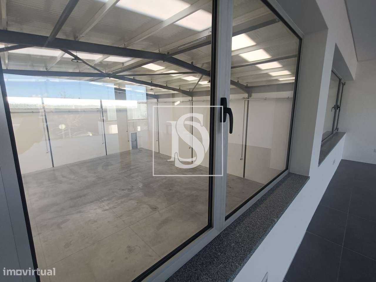 Armazém em Esmeriz  | Possibilidade de colocação de Escritórios - Grande imagem: 3/28