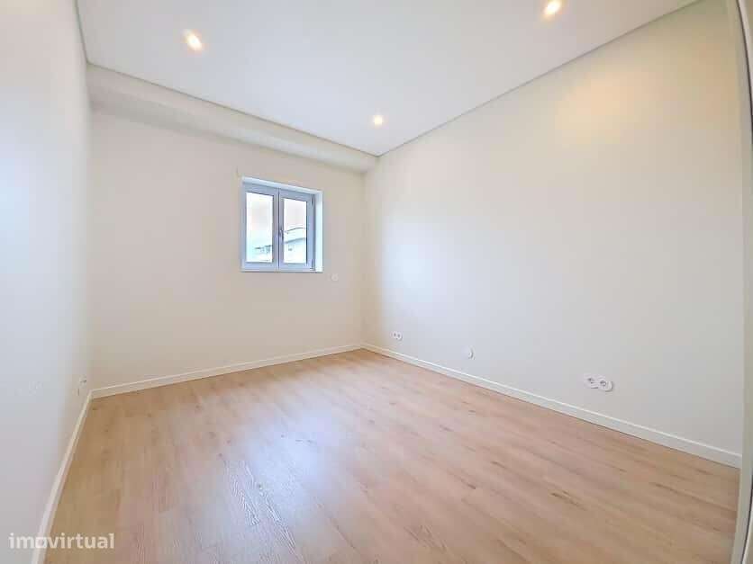 Apartamento T2 com garagem em zona de Celas, Coimbra-5