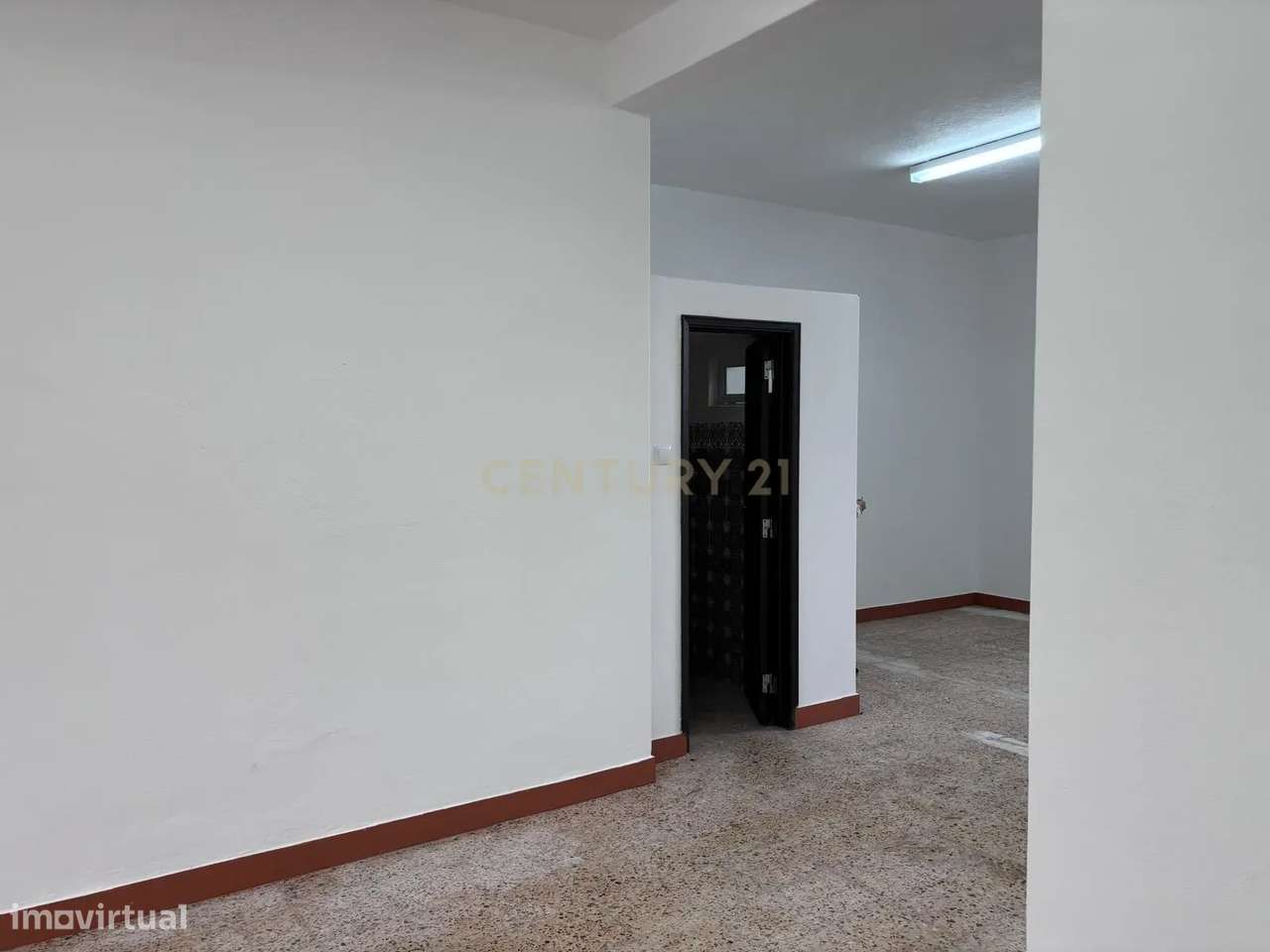 Loja Ampla com muita luz natural em Camarate - Grande imagem: 5/17