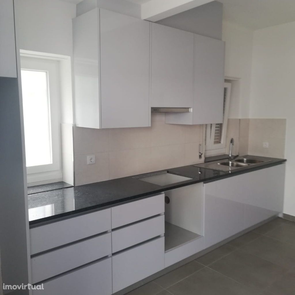 Apartamento T4(r/c alto)- com garagem,zona de...