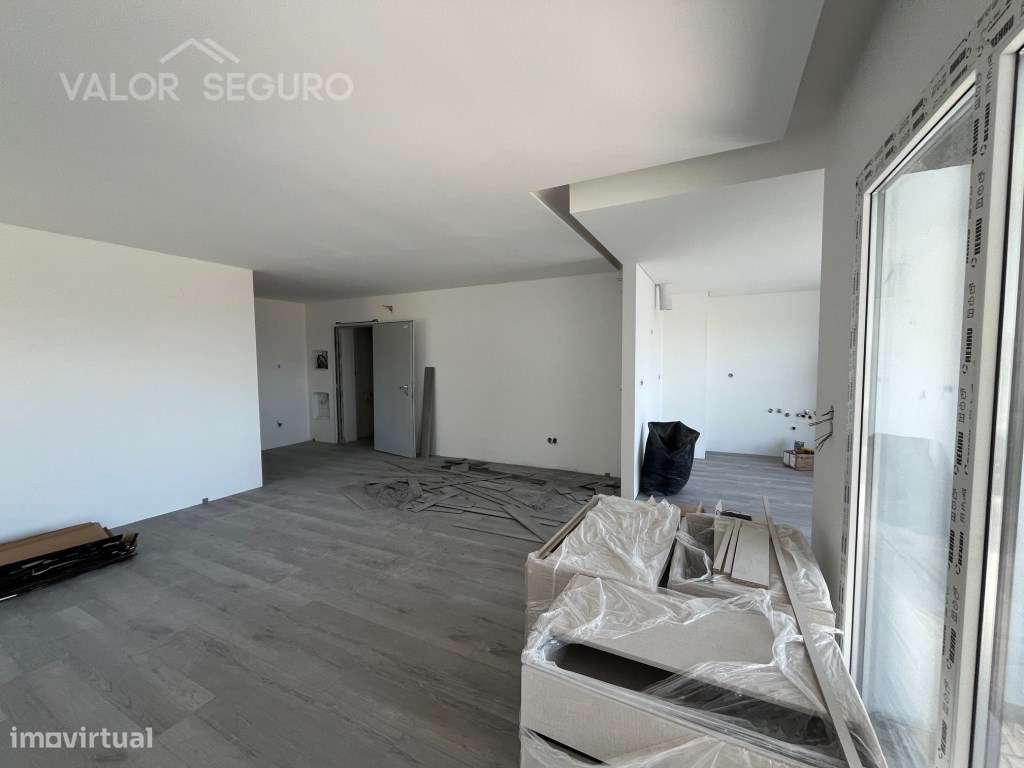 Apartamento T3 novo com garagem 2 viaturas no Sobralinho-22