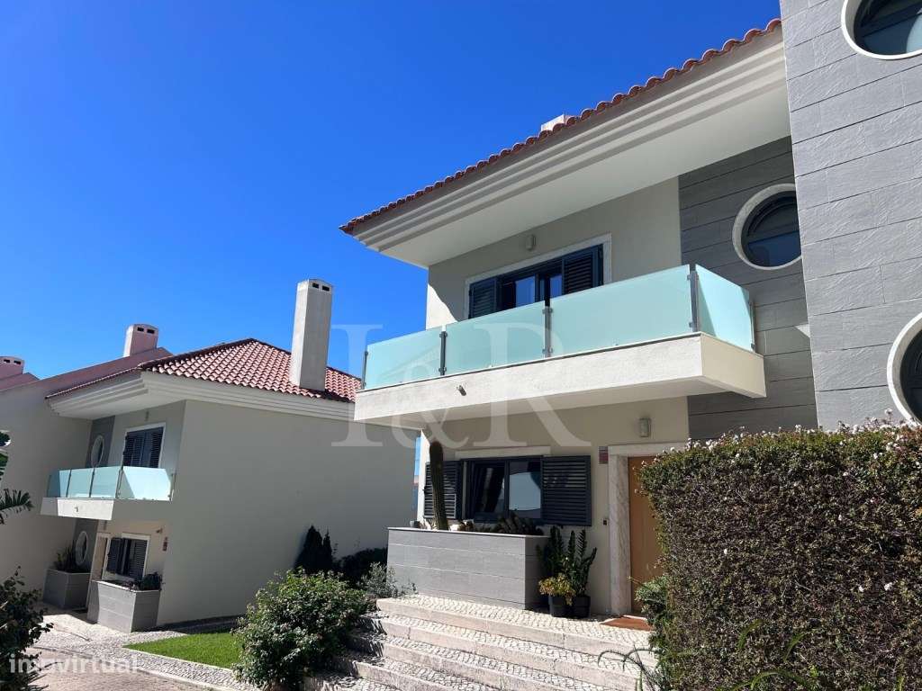 Moradia T3 renovada em condomínio com piscina no Estoril-49