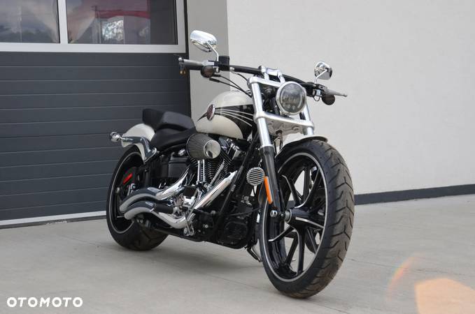 Harley-Davidson Softail Breakout - 28