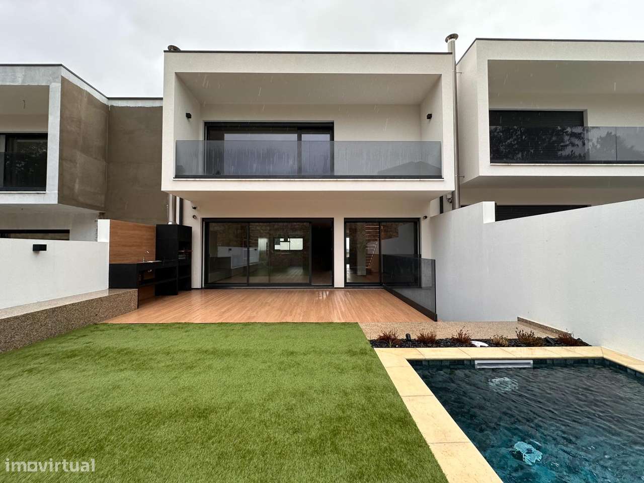 Moradia de Gaveto com dois pisos e garagem lateral-42