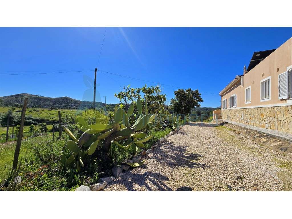 Moradia V4 com piscina e uma vista deslumbrante-36