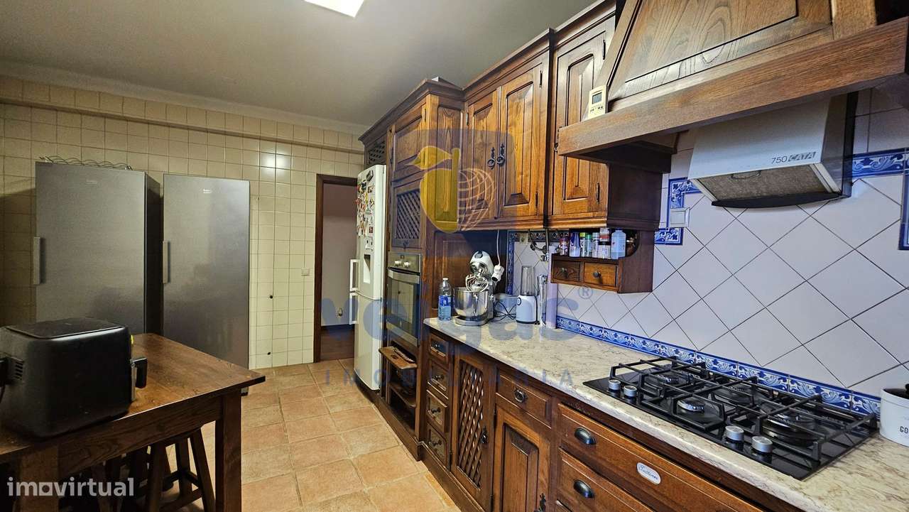Apartamento T4 com 3 WC e Estacionamento-12