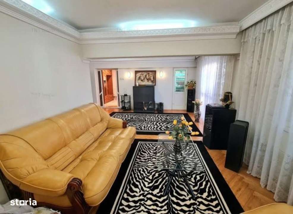 Apartament de vanzare cu 4 camere decomandat zona Pacii