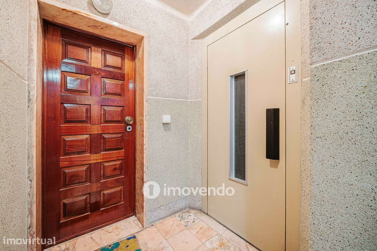 Apartamento T2 totalmente remodelado, com cozinha equipada, em Belas-35