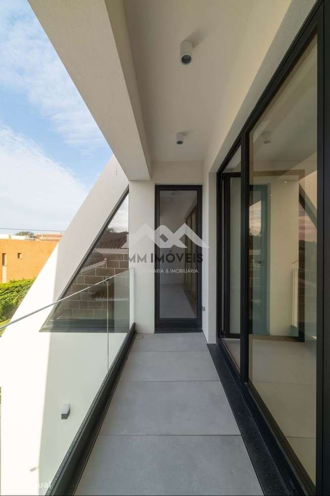 Moradia T3+1 | NOVA | Piscina | Francelos | 4 Frentes | Box | Praia-43