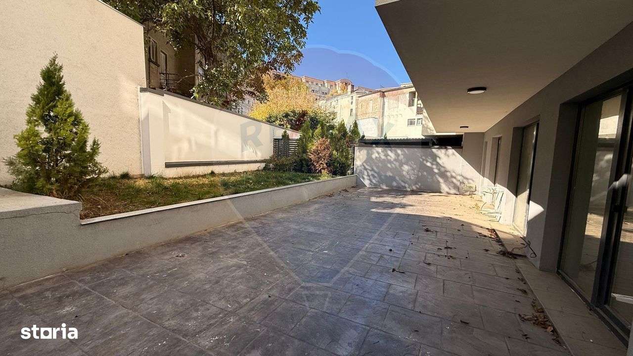 Vanzare Apartament 4 cu camere cu curte / loc parcare/ ultracentral