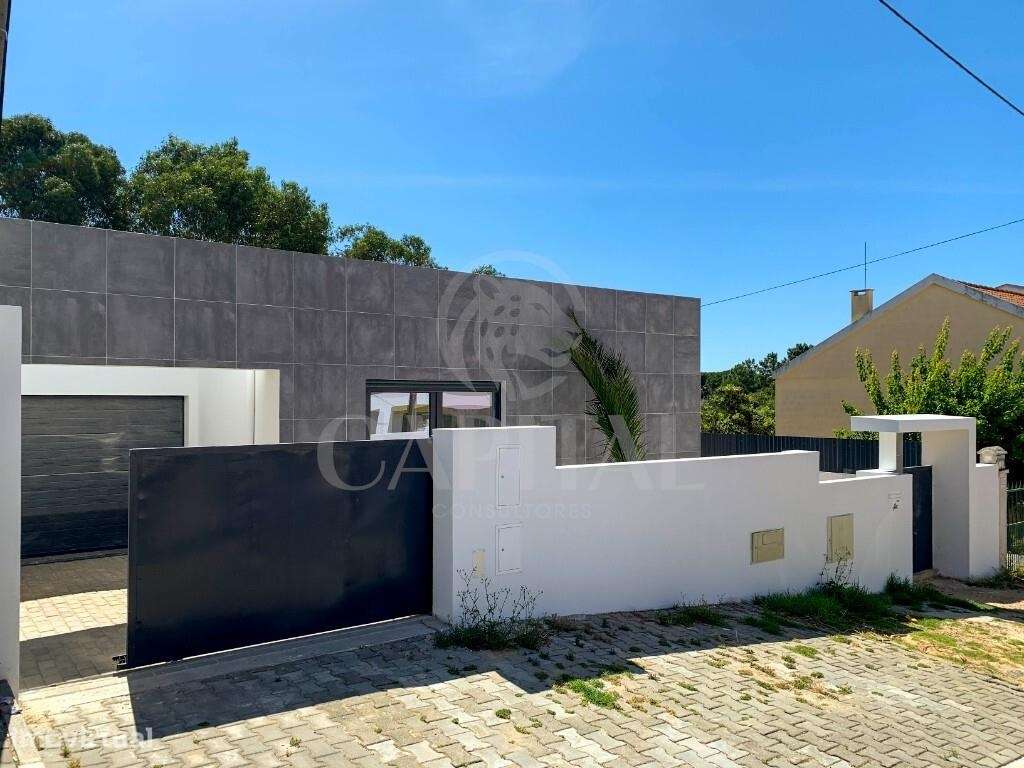 Moradia T3 com piscina, na Sobreda-30