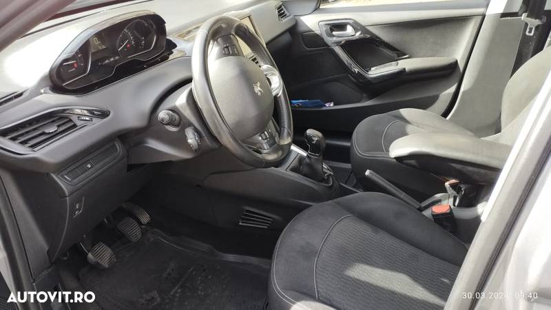 Peugeot 208 1.2 L PureTech Active - 5