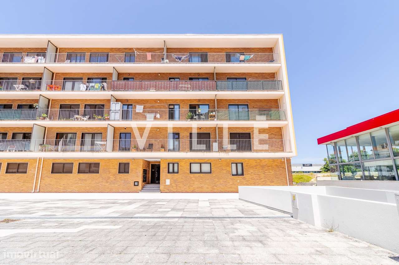 Apartamento T2 com Garagem Fechada e Arrumo no Glicinias-37